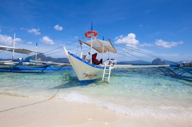 Sahilde tekne. El Nido, Filipinler