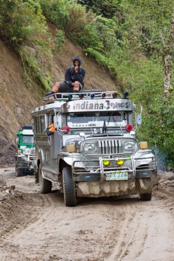 Yerel toplu taşıma jeepney hızlı'Kuzey Luzon Filipinler banaue dağ eyaletinde bir toprak yol boyunca sürüş