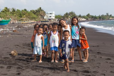 Grup çocuklar Mayon volcano, Filipinler yakınındaki volkanik kum plaj portre
