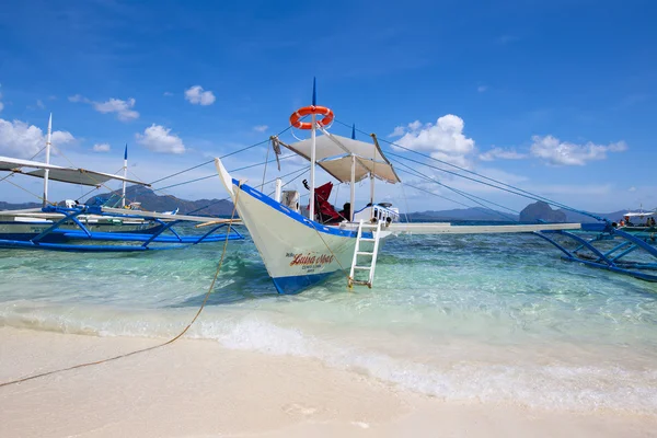 Barca sulla spiaggia. El Nido, Filippine — Foto Stock