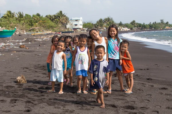 Детский групповой портрет на пляже с вулканическим песком возле вулкана Майон, Филиппины — стоковое фото