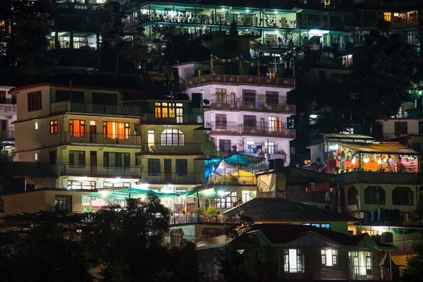 房子在喜马拉雅山脉在印度达兰萨拉的晚上 — 图库照片
