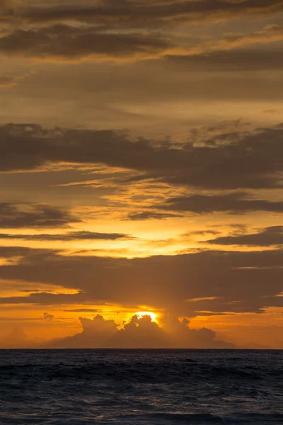 Zachód słońca nad morzem. Mirissa, Sri Lanka — Zdjęcie stockowe