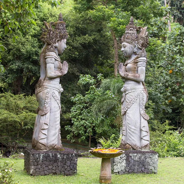 Tradycyjne kamienne rzeźby w ogrodzie. Wyspa Bali, Ubud, Indonezja — Zdjęcie stockowe