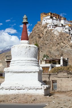 Beyaz stupa Tiksey manastırda. Ladakh, Hindistan. 