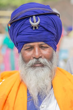 Amritsar, Pencap, Hindistan altın tapınağı ziyaret Sih adam. 
