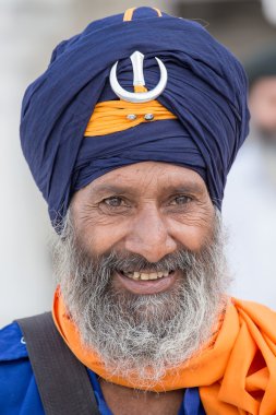 Amritsar, Pencap, Hindistan altın tapınağı ziyaret Sih adam. 