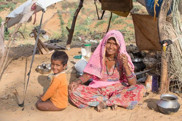 Mulher e criança indiana mendigo em Pushkar, Índia — Fotografia de Stock