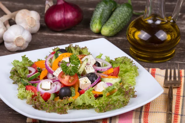 Salada grega colorida vegetal fresca em patê , — Fotografia de Stock