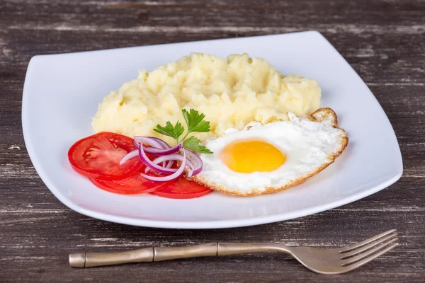 Kartoffelbrei mit Spiegeleiern und Tomaten — Stockfoto