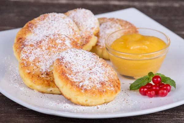 Cheese pancakes with honey — Stock Photo, Image