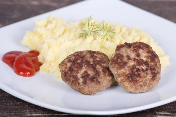 Kızarmış pirzola ve patates püresi.  