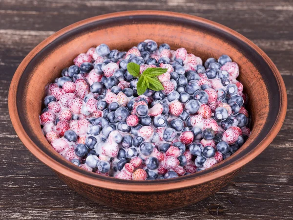 Färsk fruktsallad med jordgubbar och blåbär, vilda bär — Stockfoto