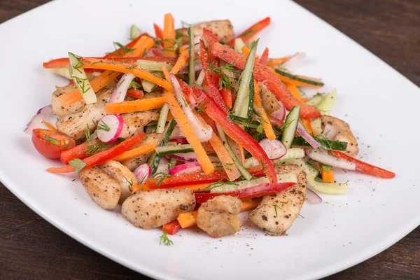 Salade de légumes frais avec viande de poulet — Photo