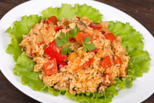 Arroz con verduras y pollo en salsa de curry — Foto de Stock