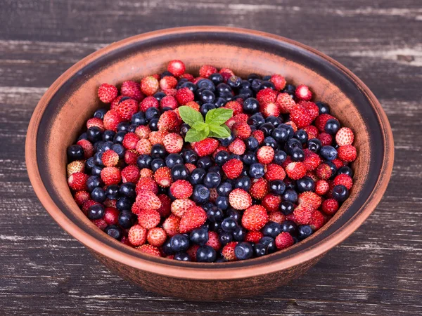 Salada de frutas frescas com morangos e mirtilos, baga silvestre — Fotografia de Stock