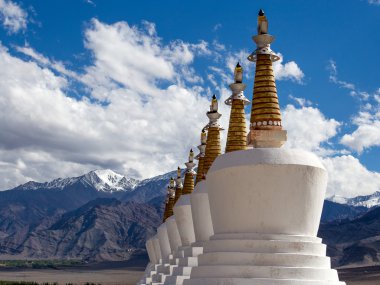Budist chortens (stupa) ve Himalaya Dağları ladakh, Hindistan'ın shey sarayda yakın planda 