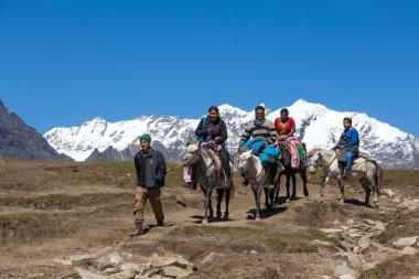 turistler eğleniyor Rohtang geçişte Himachal Pradesh, Hindistan