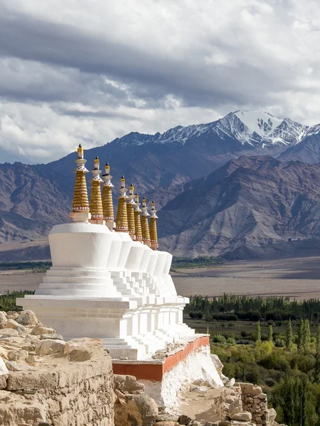 Buddhist chortens (stupa) and Himalayas mountains in the background near Shey Palace in Ladakh, India — Stock Photo, Image