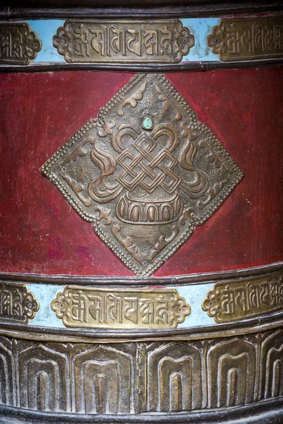 Rodas de oração budistas no mosteiro tibetano com mantra escrito. Índia, Himalaia, Ladaque — Fotografia de Stock