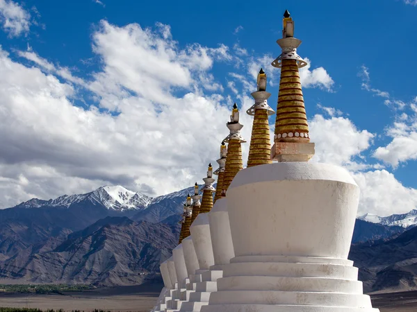 Corones budistas (estupa) y montañas del Himalaya en el fondo cerca del Palacio Shey en Ladakh, India —  Fotos de Stock