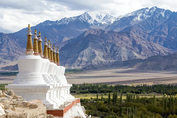 Corones budistas (estupa) y montañas del Himalaya en el fondo cerca del Palacio Shey en Ladakh, India —  Fotos de Stock