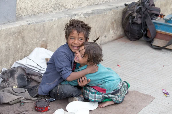 Dilenci çocuk ve kız Leh, Hindistan — Stok fotoğraf