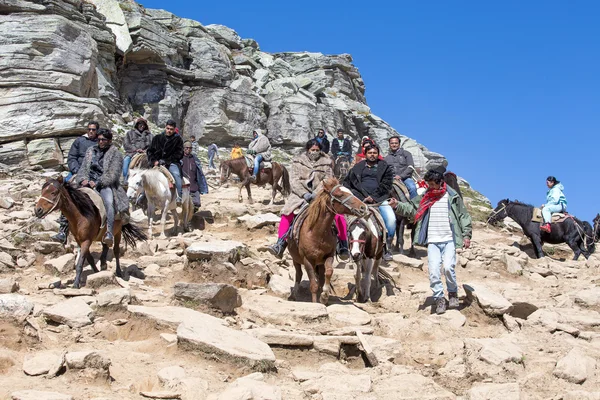 Touristen haben Spaß auf dem rohtang pass, himachal pradesh, indien — Stockfoto