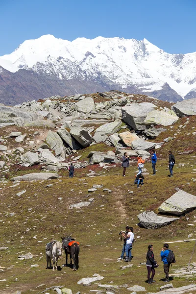 Turistas divirtiéndose en el Paso Rohtang, Himachal Pradesh, India —  Fotos de Stock