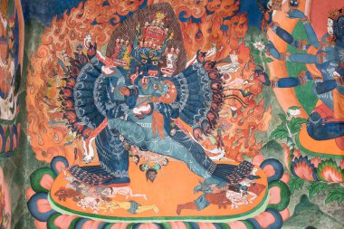 Tiksey Manastırı tapınak duvarındaki Buda hikaye hakkında geleneksel resim sanatı şaheseri. Ladakh, Hindistan