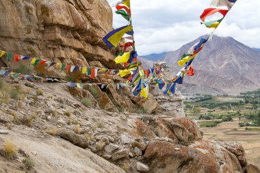 Bol renkli Budist dua bayrakları Stupa yakınındaki Takthok gompa, Budist manastır Ladakh, Jammu ve Keşmir, Hindistan