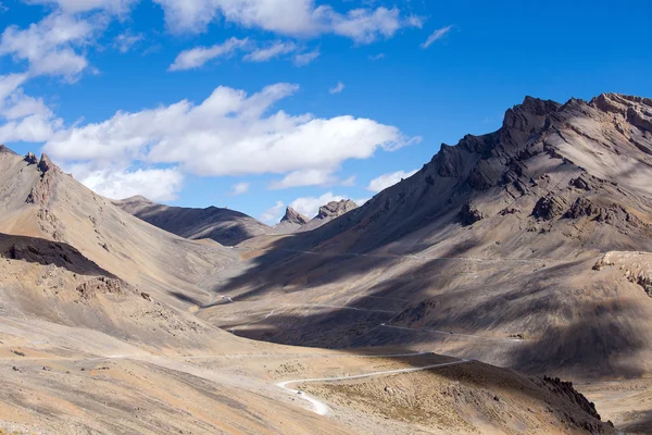 Himalájai táj Himalája manali leh autópálya mentén. Himachal pradesh, india — Stock Fotó