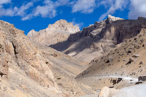 Himalájai táj Himalája manali leh autópálya mentén. Himachal pradesh, india — Stock Fotó