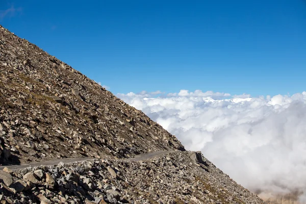 Himalayan landscape in Himalayas along Manali-Leh highway. Himachal Pradesh, India — Stock Photo, Image