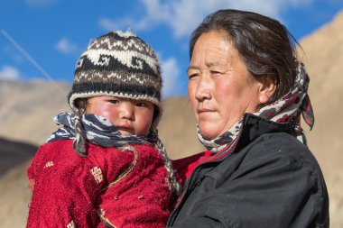 Yaşlı kadın Ladakh çocukla. Hindistan
