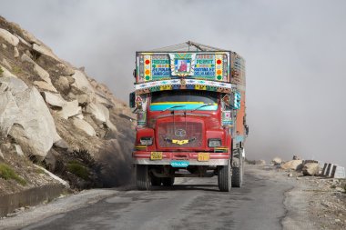 Kamyon üzerinde yüksek irtifa Manali - Leh road, Hindistan 