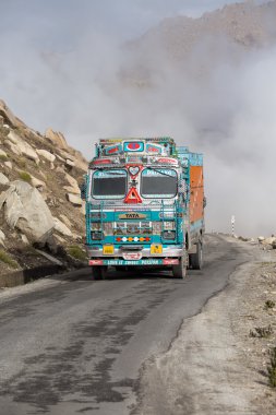 Kamyon üzerinde yüksek irtifa Manali - Leh road, Hindistan 