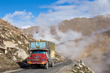 Kamyon üzerinde yüksek irtifa Manali - Leh road, Hindistan 