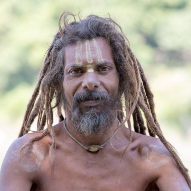 Sadhu, Ganj Nehri boyunca ghat kutsal adam oturur. Rishikesh, Hindistan
