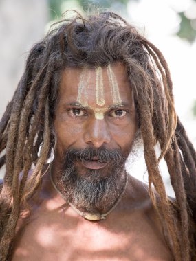 Sadhu, Ganj Nehri boyunca ghat kutsal adam oturur. Rishikesh, Hindistan