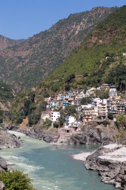devprayag son prayag alaknanda Nehri ve bu noktadan itibaren alaknanda ve bhagirathi Nehri izdiham ganga bilinir. Uttarakhand, Hindistan. 