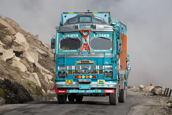 Camión en la gran altitud Manali - Leh carretera, India —  Fotos de Stock