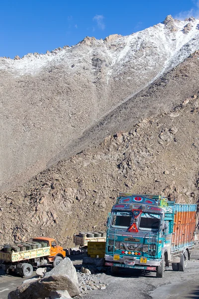 Truck on the high altitude Manali - Leh road , India — Stock Photo, Image