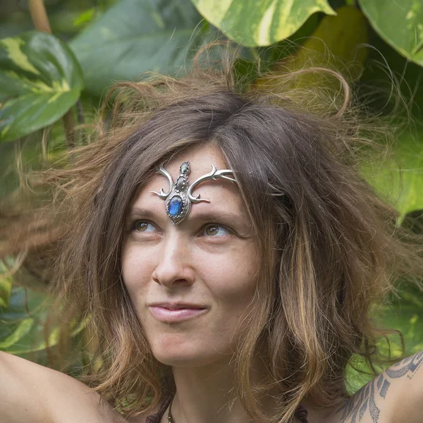 Portrét krásné hippie dívka v přírodě, zblízka — Stock fotografie