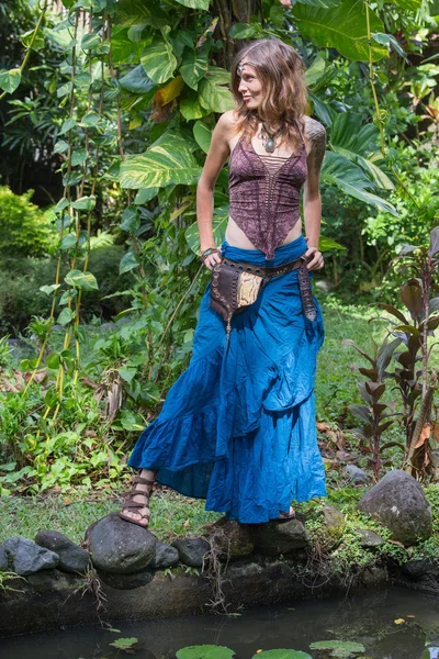 Indah hippie gadis santai di alam, menutup — Stok Foto