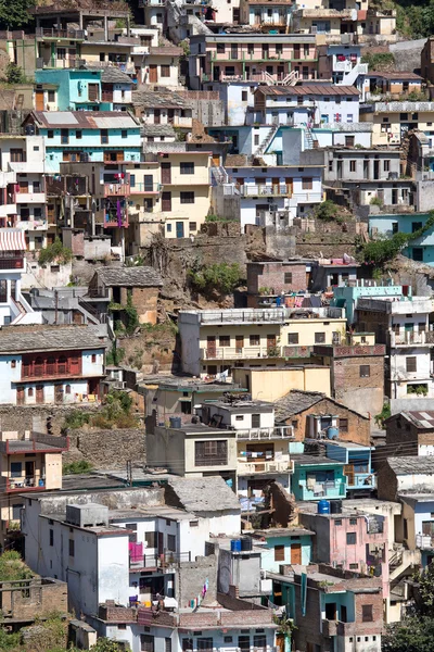 Devprayag jest ostatni prayag rzeki alaknanda i z tego punktu zbiegu rzeki alaknanda i bhagirathi jest znany jako ganga. Uttarakhand, w Indiach. — Zdjęcie stockowe