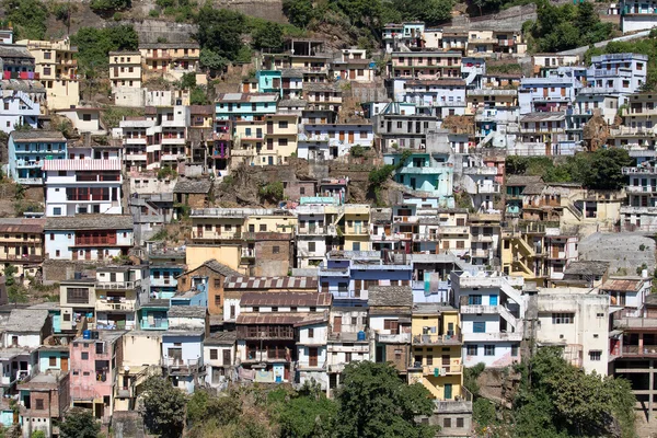 Devprayag é o último prayag do rio Alaknanda e a partir deste ponto a confluência do rio Alaknanda e Bhagirathi é conhecida como Ganga. Uttarakhand, Índia . — Fotografia de Stock