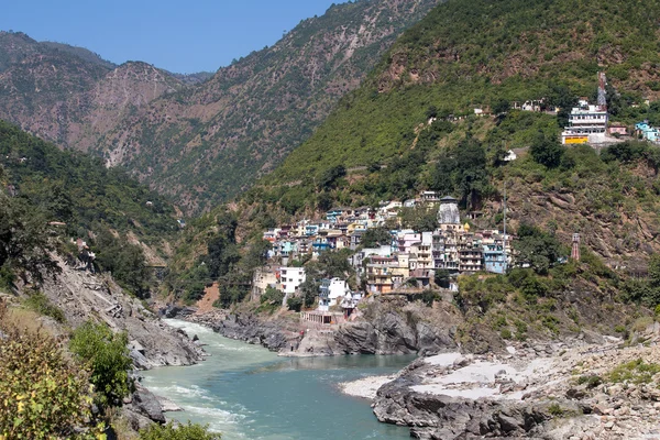 Devprayag jest ostatni prayag rzeki alaknanda i z tego punktu zbiegu rzeki alaknanda i bhagirathi jest znany jako ganga. Uttarakhand, w Indiach. — Zdjęcie stockowe