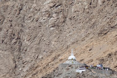 Uzun boylu Shanti Stupa Leh, Ladakh, Hindistan içinde