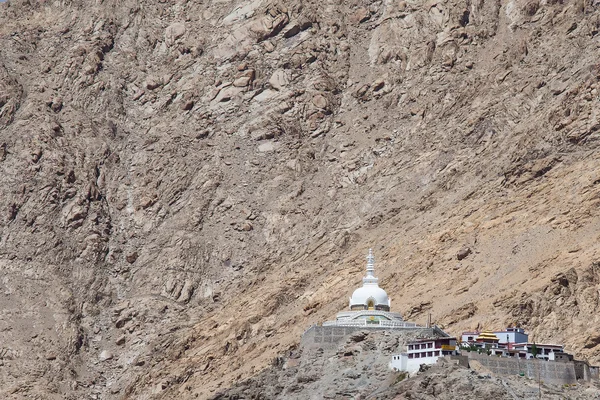 Uzun boylu Shanti Stupa Leh, Ladakh, Hindistan içinde — Stok fotoğraf